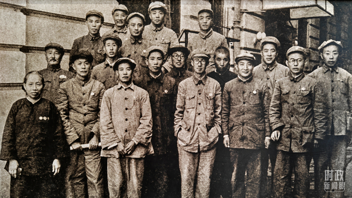 △1949年9月，刘玉厚（前排右一）参加中国人民政治协商会议第一次全体会议时，与部分农民代表合影。（总台央视记者彭汉明提供）