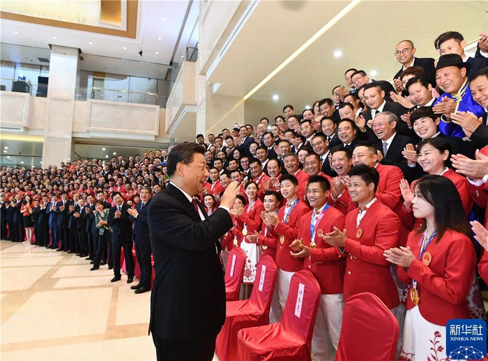 　　2021年9月15日，习近平在陕西省西安市亲切会见全国群众体育先进单位、先进个人代表和全国体育系统先进集体、先进工作者代表，东京奥运会中国体育代表团运动员和教练员代表等。图为习近平同大家亲切交流，勉励他们奋力拼搏、再创佳绩。（图源：新华社）