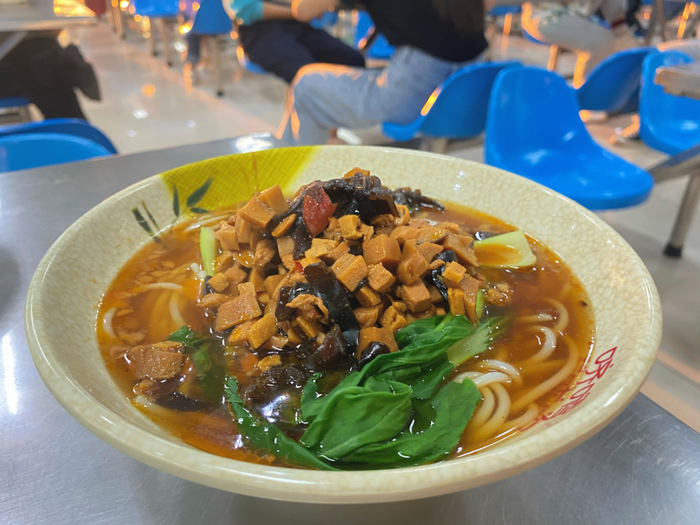 ▲蔷薇园南侧19号窗口旁