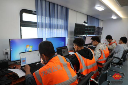 图为工作人员正在采集测试数据