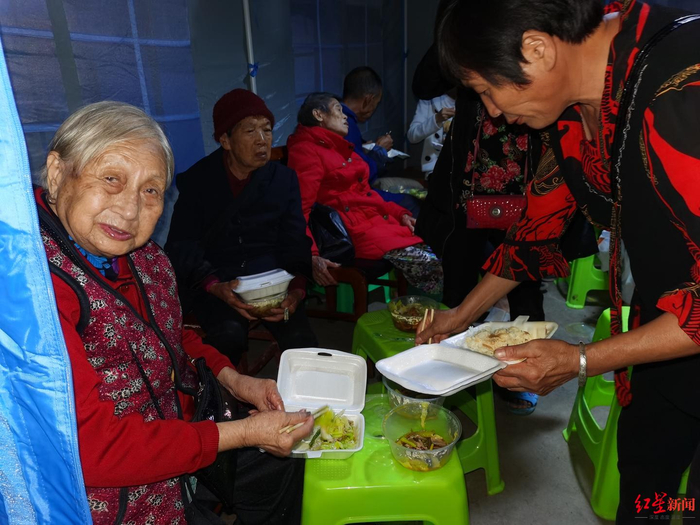 村民正在吃饭