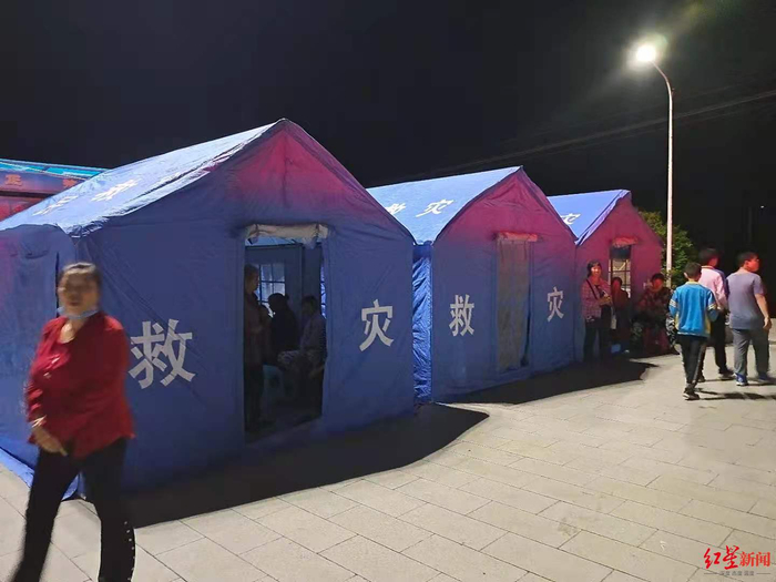 夜幕下，村民住进安置点的帐篷里