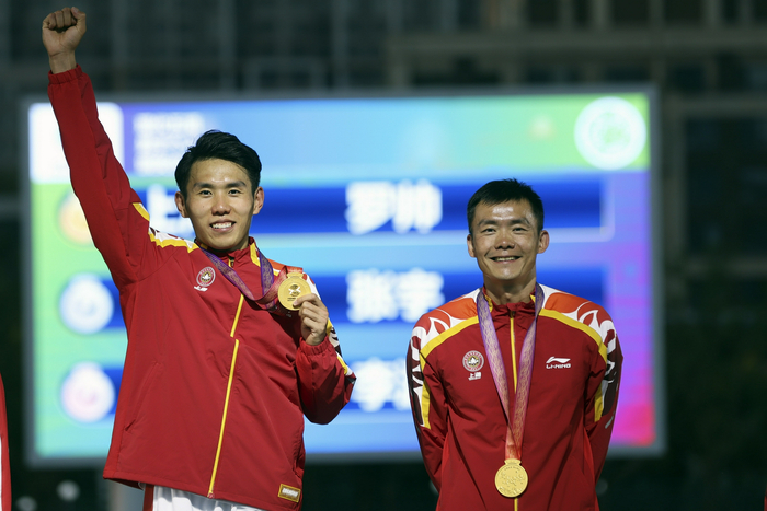 罗帅和教练登上最高领奖台。