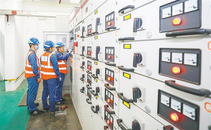 海口供电局工人在海口市花漾年小区进行电力抄表到户改造。海南日报记者 李天平 摄