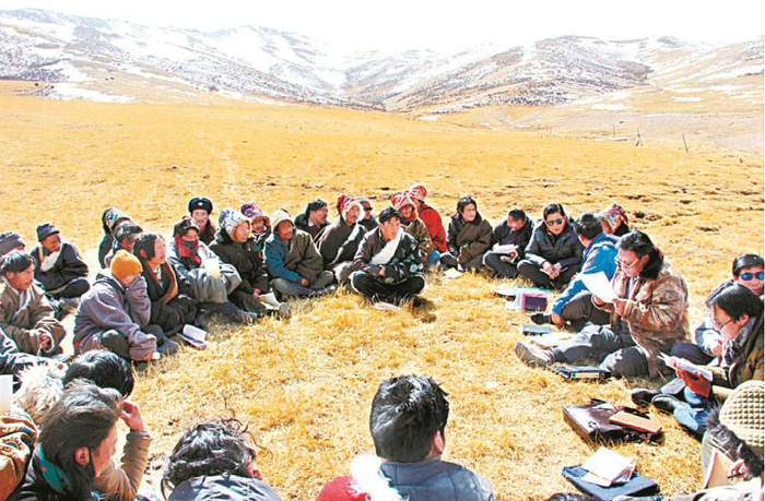 生态管护员为牧民宣讲。（钟欣 摄）