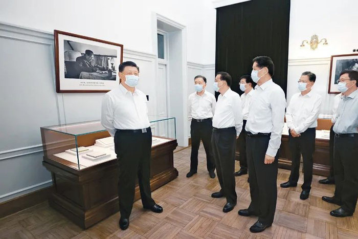 　　2021年6月25日，中共中央政治局就用好红色资源、赓续红色血脉举行第三十一次集体学习。这次集体学习采取参观和讨论相结合的形式，这是习近平、李克强、栗战书、汪洋、王沪宁、赵乐际、韩正等在中南海丰泽园参观毛泽东同志故居。新华社记者 鞠鹏/摄