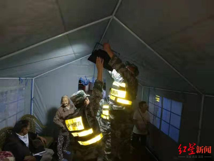 民兵给帐篷安上灯