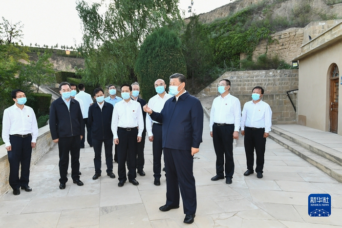 　　2021年9月13日至14日，中共中央总书记、国家主席、中央军委主席习近平在陕西省榆林市考察。这是13日下午，习近平在米脂县杨家沟革命旧址考察。新华社记者 谢环驰/摄