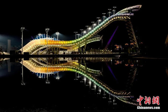 资料图：北京首钢滑雪大跳台亮灯。中新社记者 富田 摄