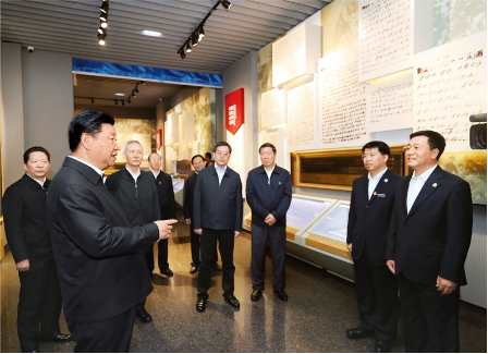 　　2018年9月25日至28日，中共中央总书记、国家主席、中央军委主席习近平在东北三省考察，主持召开深入推进东北振兴座谈会。这是28日上午，习近平在辽宁抚顺市参观雷锋纪念馆。新华社记者 鞠鹏/摄