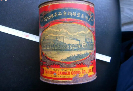 ▲上海泰丰罐头食品厂生产的双喜牌饼干罐。来源/网络