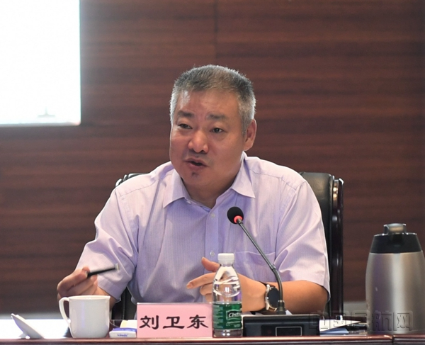 刘卫东在签约现场致辞