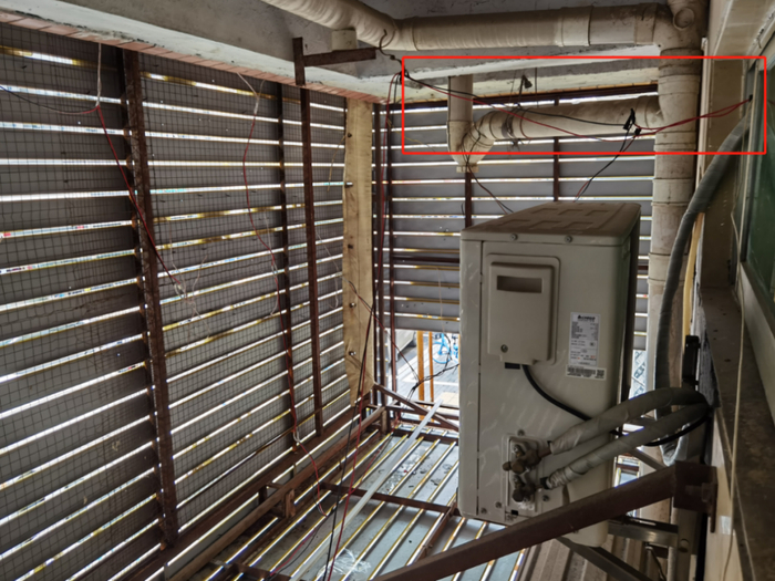 ▲ 从时控开关引出至广告招牌的电源线