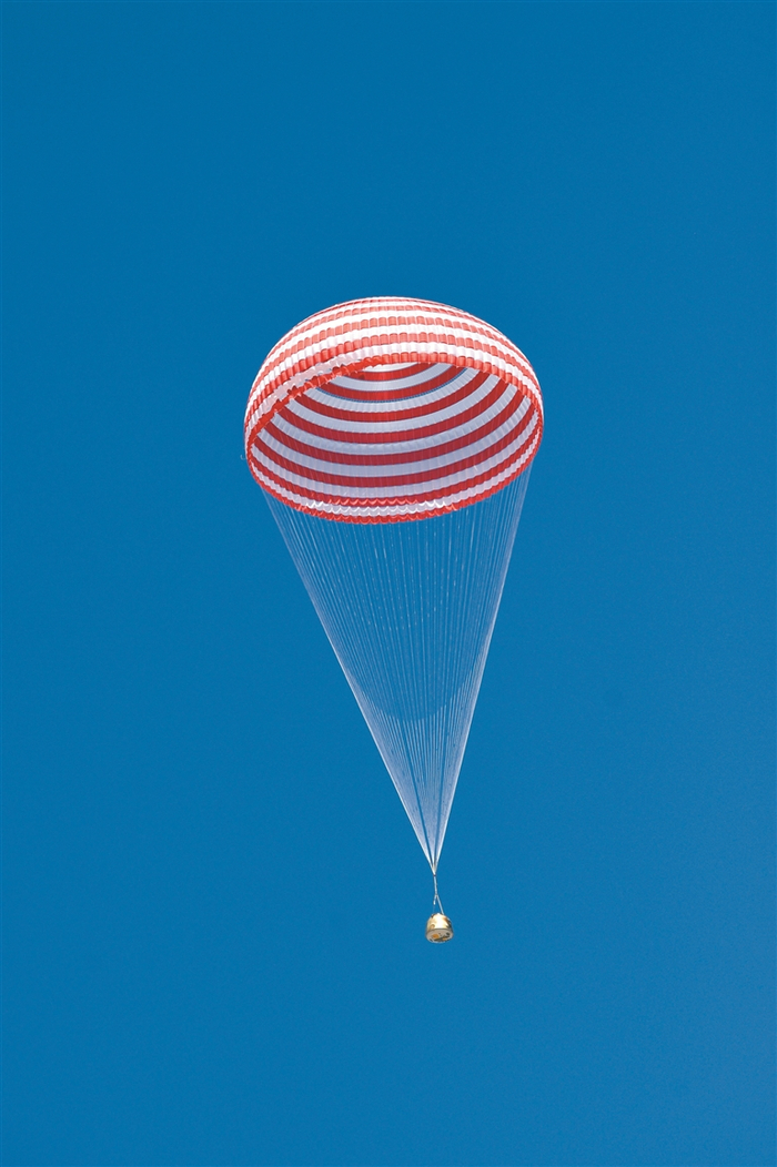 世界上最大的降落伞护佑航天员安全回家。