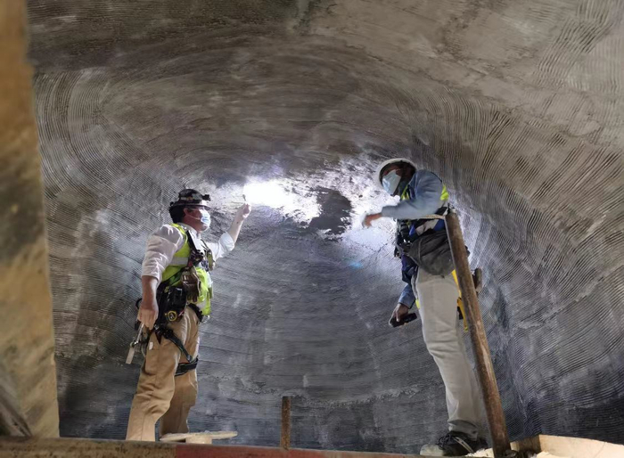 中铁建设团队进行雕刻砂浆拉毛层细部检查。