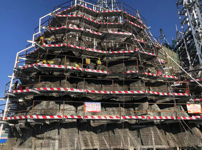 中铁建设团队进行假山山皮砂浆雕刻。