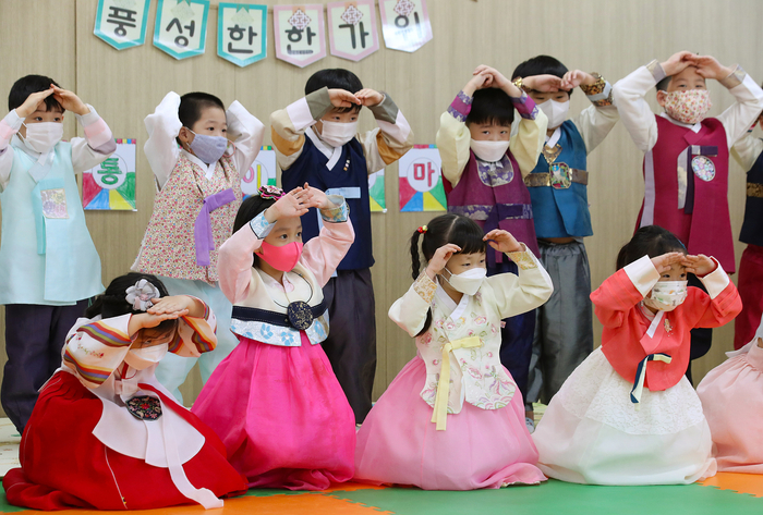 中秋将至，韩国儿童穿韩服学习祭祀礼节。（图源：视觉中国）