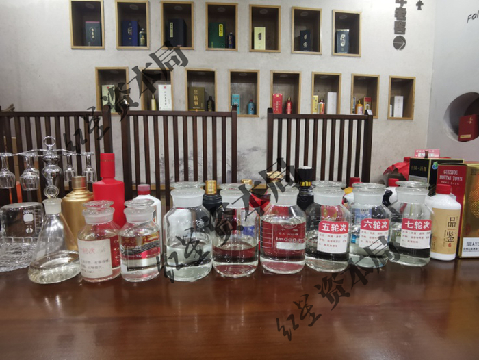 图说：中间摆放的是使用“12987”工艺酿造出来并分别在不同轮次取的酒