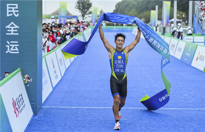 9月17日，李明旭在比赛中冲过终点。