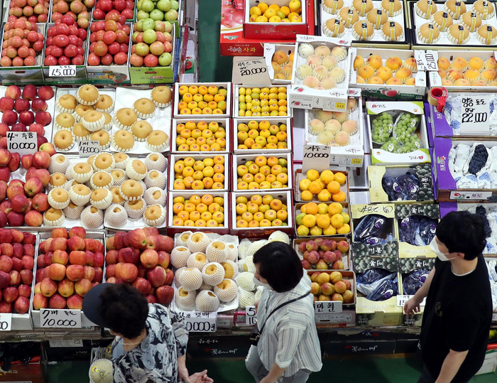 当地时间2021年9月8日，韩国釜山，中秋节将至，当地民众在农贸市场里采购（图源：视觉中国）