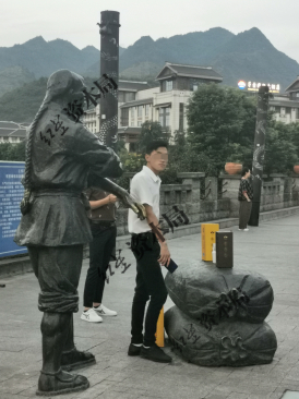 图说：茅台镇上正在宣传的人，路人多看两眼就会上前邀你品酒