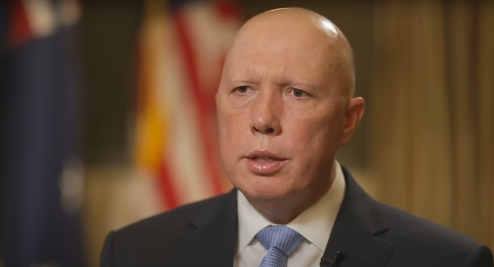 澳大利亚国防部长彼得·达顿在采访中。图自视频截图