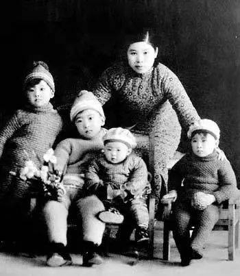 △1936年，杨虎城的妻子谢葆真与儿女们合影。左起：杨拯美、杨拯中、杨拯汉、杨拯英。