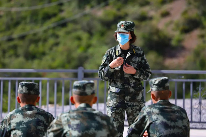 ▲讲解高原病防治常识
