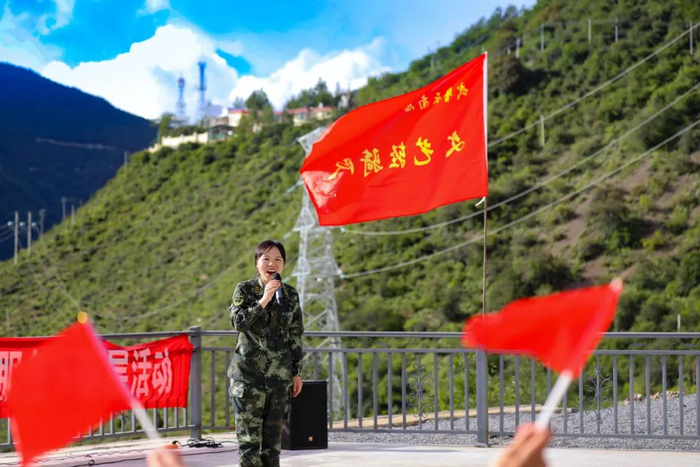 ▲歌曲《党旗更鲜艳》