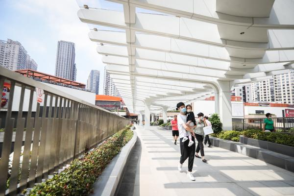 连廊和瑞虹天地月亮湾相连通。