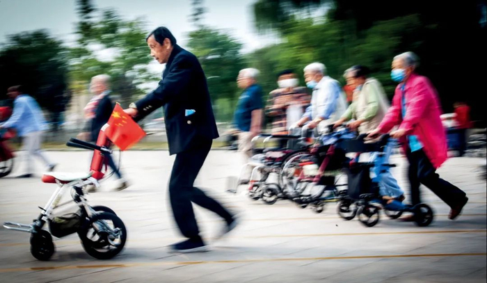 2020年9月28日，北京太阳城老年公寓举办的一场趣味运动会。图/新华