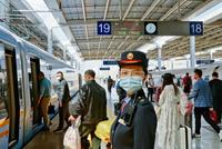 中秋国庆度假氛围升温 铁路加开列车524列