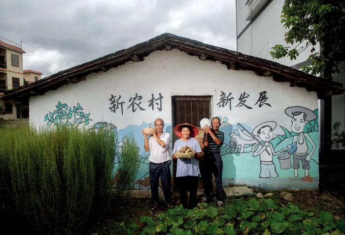 2020年10月，广东肇庆广宁县，55岁的陈志容是东方红村的贫困户，驻村工作队的到来让她重燃对生活的的希望，在当地扶贫产业百香果基地工作，收入稳定，顺利“摘帽”脱贫。“想都没想过，现在住三层的大房子，好像上了天堂一样，很幸福。”图/南方视觉