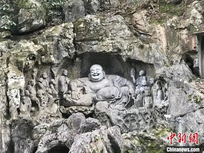 图为杭州飞来峰景区内的布袋弥勒。　严格 摄