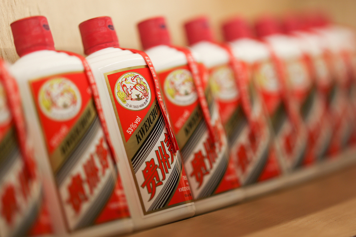 （2021年4月22日，杭州，某酒柜内摆放着成排的茅台酒。图片来源／视觉中国）