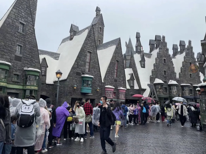 上午11点40分，在“哈利·波特与禁忌之旅”项目排成长龙&nbsp; 摄影/叶徐彤