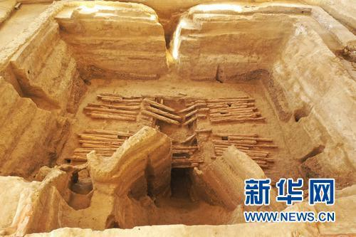 图为2018血渭一号墓墓圹全景。新华社发（热水联合考古队供图）