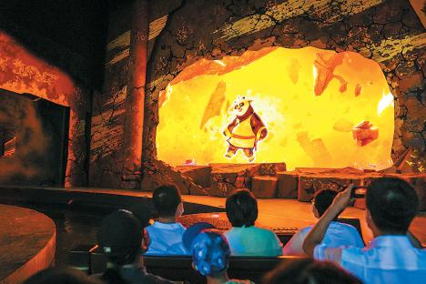 　　市民沉浸其中，感受功夫熊猫景区的神龙大侠之旅漂流项目。本版照片均为本报记者 武亦彬摄