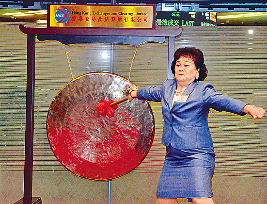 （2015年7月15日，金嗓子董事长江佩珍出席公司挂牌仪式。图片来源/视觉中国）