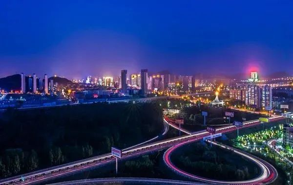 ▲ 枣庄新城夜景流光溢彩，灯火辉煌。