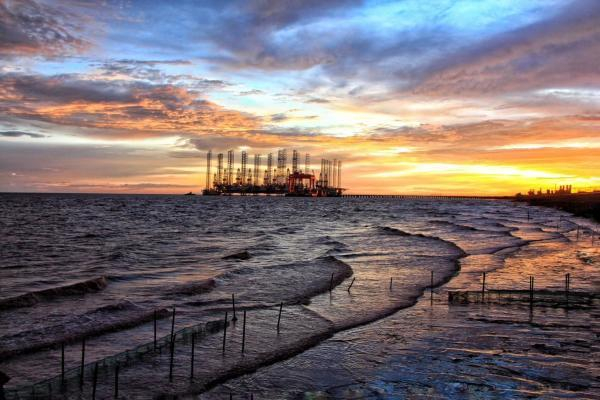 浦东的一条条海塘，在浅滩上筑成