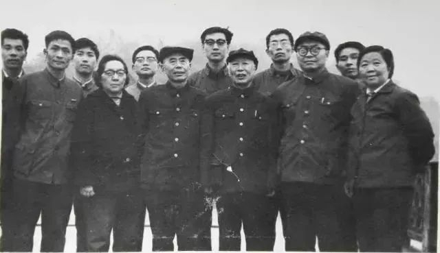 ▲ 1980年秋在浙江富阳，右起：濮之珍、曹惠民、蒋孔阳、陈子善、许杰、许子东、钱谷融、柯平凭、杨霞华、王晓明、戴翊、戴光宗。