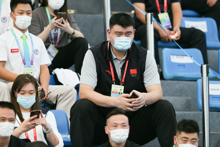 姚明现场观赛三人篮球。