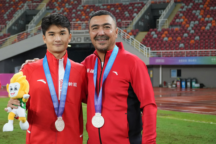 新疆队拿下U20男足银牌。