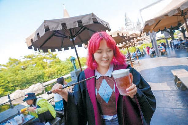 游客品尝黄油啤酒。本版摄影 本报记者 武亦彬摄