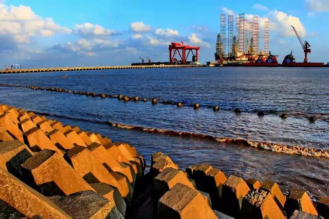 在临港的浅滩上修筑的海塘