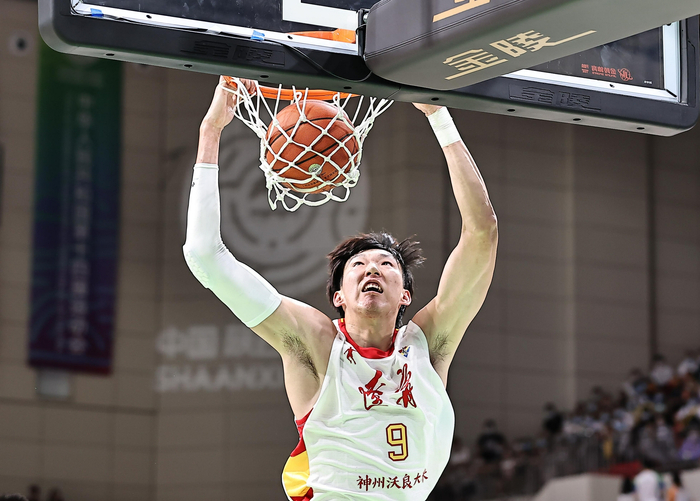 周琦作为超龄球员代表辽宁出战全运会。