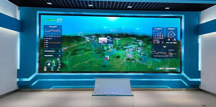 普者黑智慧旅游调度中心大屏上，实时显示景区相关情况（7月24日摄）。新华网 韩文萍 摄