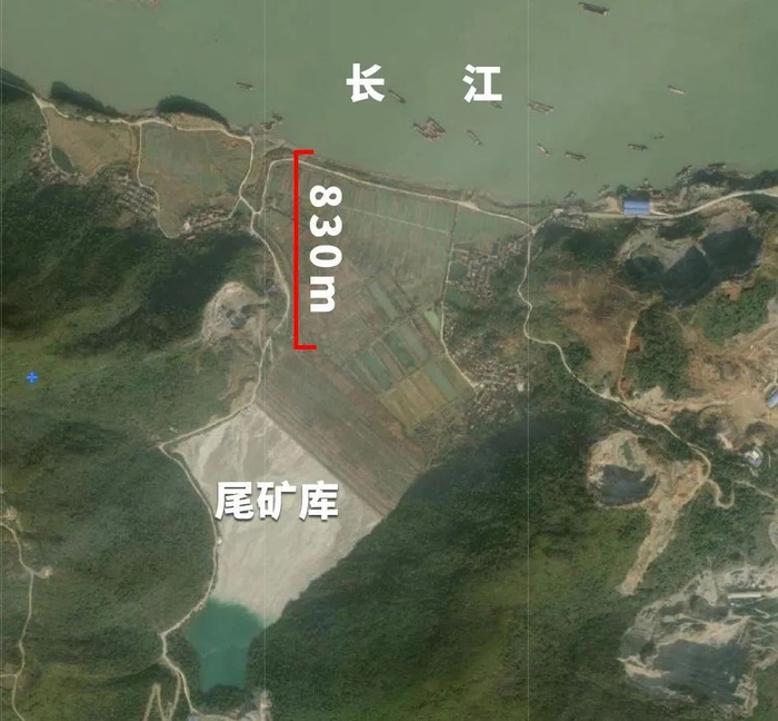 尾矿库距离长江干流800余米，未建截洪沟 图片来源：生态环境部