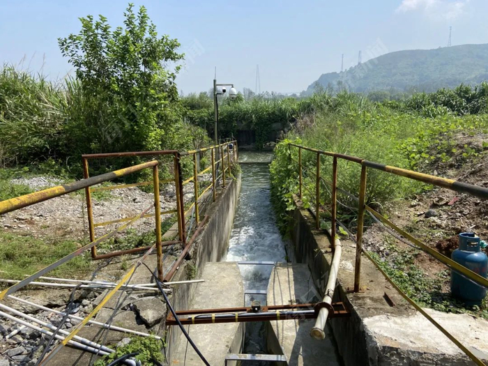 　尾矿库污水排放口，大量废水由此通道直排长江